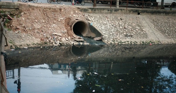 Sông Kim Ngưu đang bị ô nhiễm nặng. Ảnh: Internet