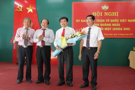 Ông Nguyễn Cao Phúc (người cầm hoa) được bầu làm Chủ tịch Ủy ban MTTQ VN tỉnh Quảng Ngãi, nhiệm kỳ 2014-2019. Ảnh: VGP/Lưu Hương.