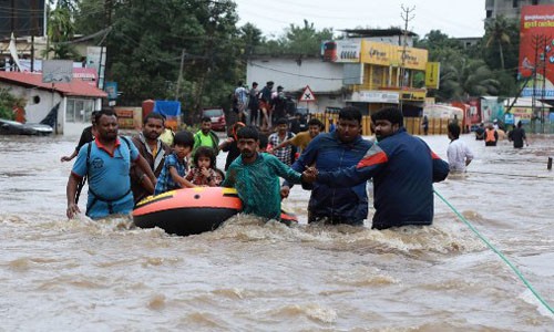 Các tình nguyện viên và lực lượng cứu hộ hôm giúp sơ tán người dân khỏi khu vực ngập lụt ở quận Ernakulam, bang Kerala, Ấn Độ hôm 17/8. Ảnh: AFP. 