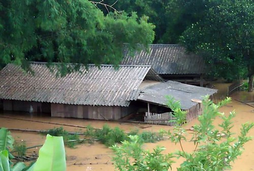 Nhiều bản, làng ở Nghệ An ngập sâu do mưa lũ. Ảnh: Hải Bình.