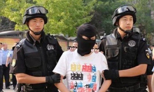 Một nghi phạm bị cảnh sát Trung Quốc bắt giữ hôm 15/8. Ảnh: HSW.