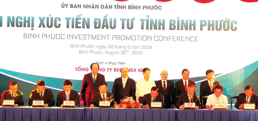 Ông Phan Đình Tuệ - Phó Tổng giám đốc Sacombank (ngồi thứ 3 từ phải qua) ký hợp đồng hợp tác toàn diện với Becamex Bình Phước.