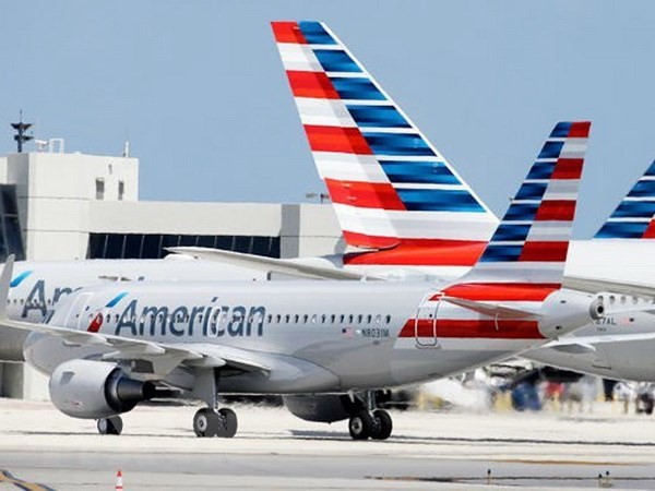Một máy bay của Hãng hàng không American Airlines tại sân bay quốc tế Miami, Mỹ. (Nguồn: AP/ TTXVN).