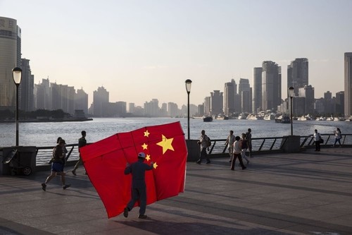 Người dân Trung Quốc ở khu Phố Đông (Thượng Hải). Ảnh: Bloomberg.