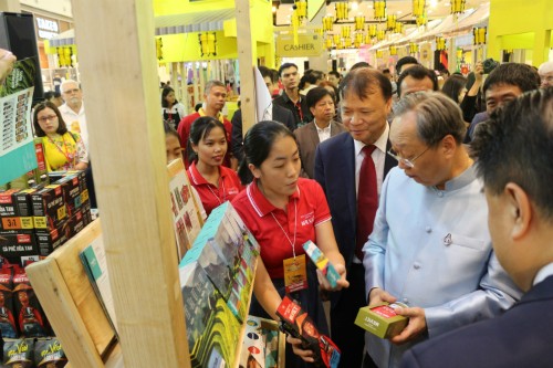 Ông Sontirat Sontijirawong - Bộ trưởng Thương mại Thái Lan (Áo xanh dương) và ông Đỗ Thắng Hải - Thứ trưởng Công thương Việt Nam (đeo cravat) tham quan một gian hàng chiều ngày 22/8.