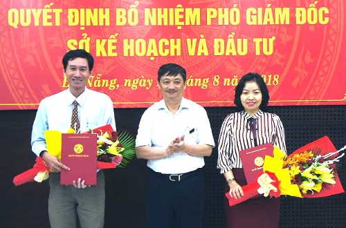 Ông Đặng Việt Dũng (đứng giữa) trao hoa và quyết định cho tân Phó giám đốc Sở Kế hoạch và Đầu tư. Ảnh: N.Đ.