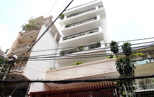 Căn nhà trên đường Huỳnh Khương Ninh được phòng QLĐT quận 1 tham mưu cấp giấy phép xây dựng về chiều cao không đúng quy định. Ảnh: Trung Sơn.