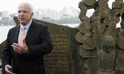 Ông McCain trong lần đến phù điêu tại hồ Trúc Bạch năm 2016. Ảnh: Reuters.