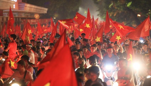 Đường phố Hà Nội tràn ngập màu đỏ sau trận tuyển Olympic Việt Nam thắng Olympic Syria tối 27/8. Ảnh: Gia Chính.