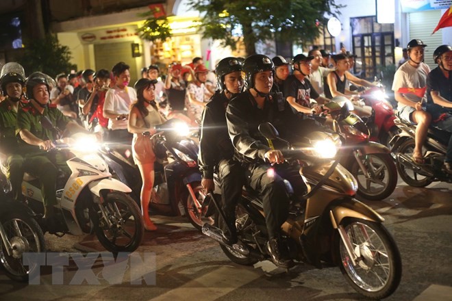 Lực lượng công an thành phố Hà Nội duy trì giữ gìn an ninh trật tự trên những tuyến phố. (Ảnh: Doãn Tấn/TTXVN).