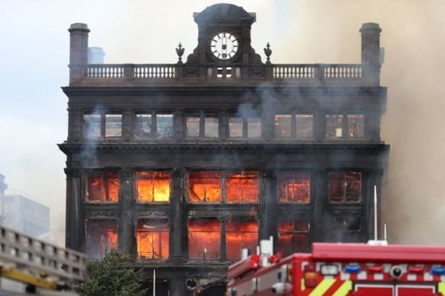 Tòa nhà gần như bị thiêu rụi hoàn toàn. (Nguồn: BBC).