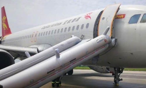 Máy bay của hãng Capital Airlines hạ cánh khẩn cấp xuống sân bay Thâm Quyến hôm nay. Ảnh: Weibo.