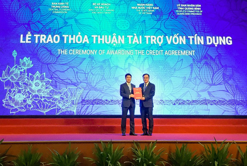 Ông Nghiêm Xuân Thành, Chủ tịch HĐQT Vietcombank (bên trái) trao bản thỏa thuận nguyên tắc thu xếp vốn đối với dự án Nhà máy nhiệt điện Quảng Trạch 1 cho đại diện Tập đoàn Điện lực Việt Nam, ông Dương Quang Thành, Chủ tịch Tập đoàn