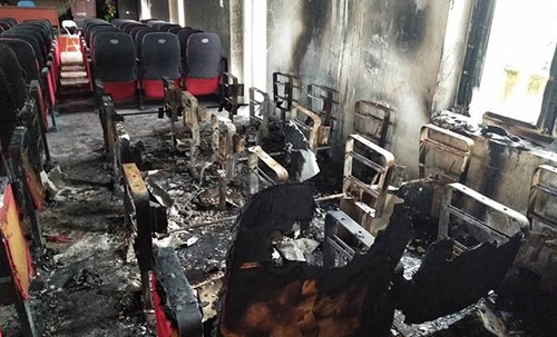 Hầu hết ghế và các thiết bị trong Hội trường UBND xã Hải Lộc bị cháy rụi. Ảnh: Lam Sơn.