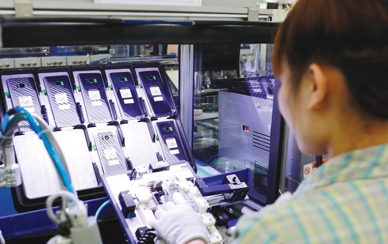 Là một điểm sáng về sản xuất công nghiệp và đầu tư, Việt Nam đang nỗ lực tiến lên trong chuỗi giá trị toàn cầu thông qua việc đa dạng hóa các lĩnh vực sản xuất có giá trị gia tăng cao. Trong ảnh: Nhà máy Samsung Thái Nguyên.
