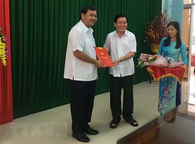 Đồng chí Kim Ngọc Thái (trái) nhận Quyết định chuẩn y Phó Bí thư Tỉnh ủy Trà Vinh. (Ảnh: Thanh Hòa/TTXVN)