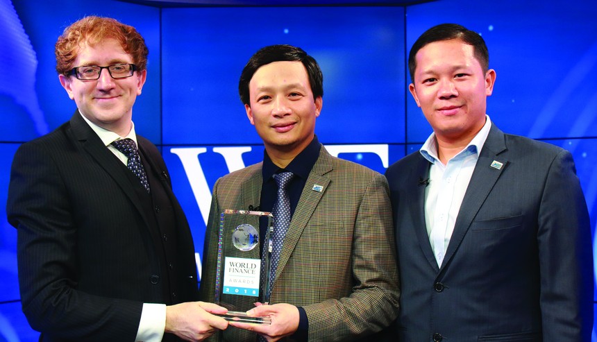 Chủ tịch MBS Lê Quốc Minh và Tổng giám đốc MBS Trần Hải Hà nhận Giải thưởng Dịch vụ Ngân hàng đầu tư tốt nhất.