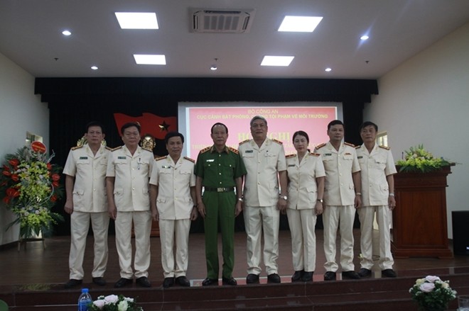 Thứ trưởng Lê Quý Vương chúc mừng đồng chí Cục trưởng và 6 đồng chí được Bộ trưởng điều động, phân công giữ chức Phó cục trưởng Cục Cảnh sát môi trường. Ảnh CAND