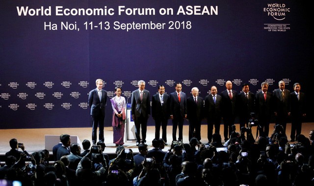 Các nhà lãnh đạo dự Diễn đàn Kinh tế Thế giới về ASEAN tại Hà Nội (Ảnh: Reuters)