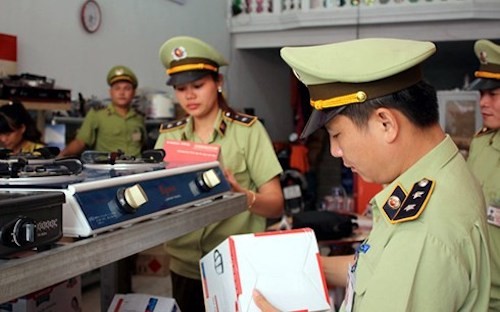 Lực lượng quản lý thị trường đi kiểm tra hành hóa (Ảnh minh họa/Dân Việt)