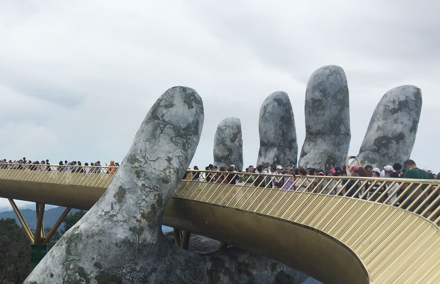 Cầu Vàng tại Đà Nẵng thu hút đông đảo khách du lịch trong và ngoài nước thời gian gần đây