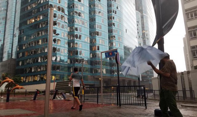 Cửa kính tại các căn hộ của một chung cư cao tầng ở Hong Kong bị vỡ vì mưa to, gió lớn trong bão Mangkhut. (Ảnh: Reuters)