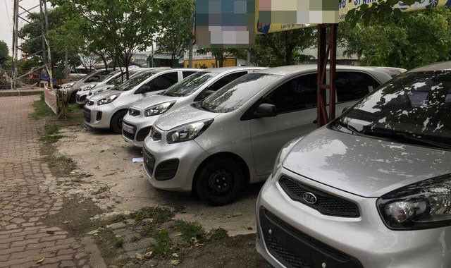 Xe cũ, dòng xe cỏ giá rẻ vẫn đạt doanh số tiêu thụ khá ổn định giữa cơn bão ở thị trường xe Việt.