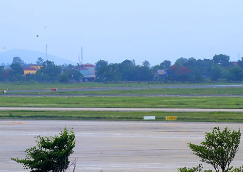 Đường băng sân bay Nội Bài đang bị hư hỏng. Ảnh: Bá Đô