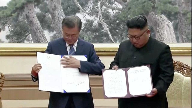 Nhà lãnh đạo Triều Tiên Kim Jong-un và Tổng thống Hàn Quốc Moon Jae-in thông qua thỏa thuận Hòa bình Bình Nhưỡng. (Ảnh: Reuters).