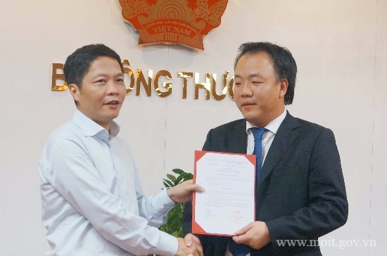 Ông Trần Hữu Linh thời điệm nhận quyết định giữ chức Chánh văn phòng Bộ Công Thương.