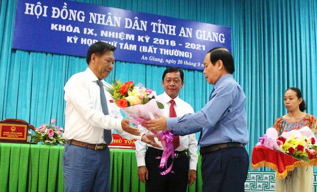 Ông Vương Bình Thạnh - Chủ tịch UBND tỉnh An Giang tặng hoa chúc mừng tân Phó Chủ tịch UBND tỉnh đối với ông Trần Anh Thư.