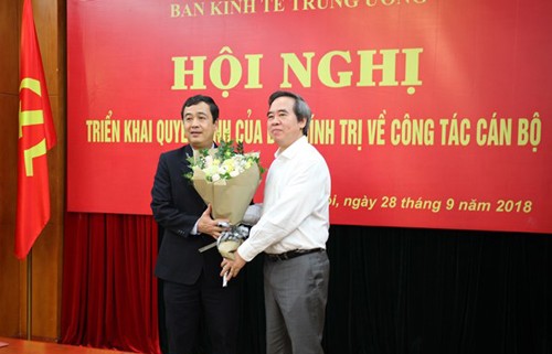 Ông Nguyễn Văn Bình tặng hoa chúc mừng tân Phó Bí thư Thường trực Tỉnh uỷ Thái Bình.
