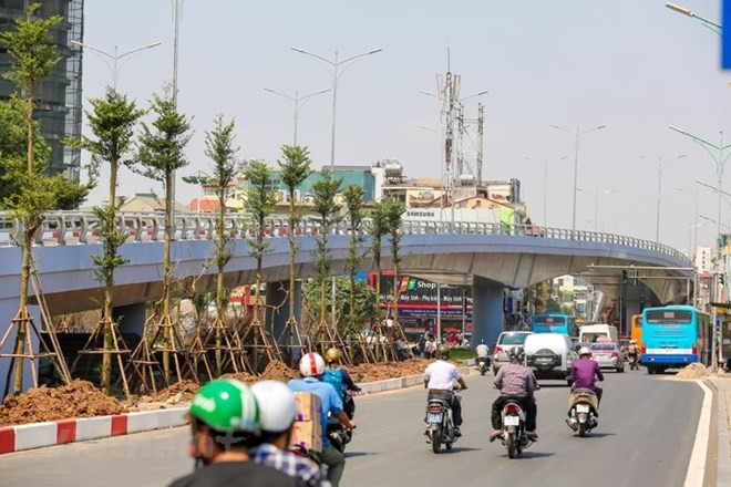 Dự án cầu vượt An Dương-Thanh Niên với mức đầu tư hơn 300 tỷ đồng ở Hà Nội đang hoàn tất công đoạn cuối chuẩn bị khánh thành sau một năm thi công. (Ảnh: Minh Sơn/Vietnam+).