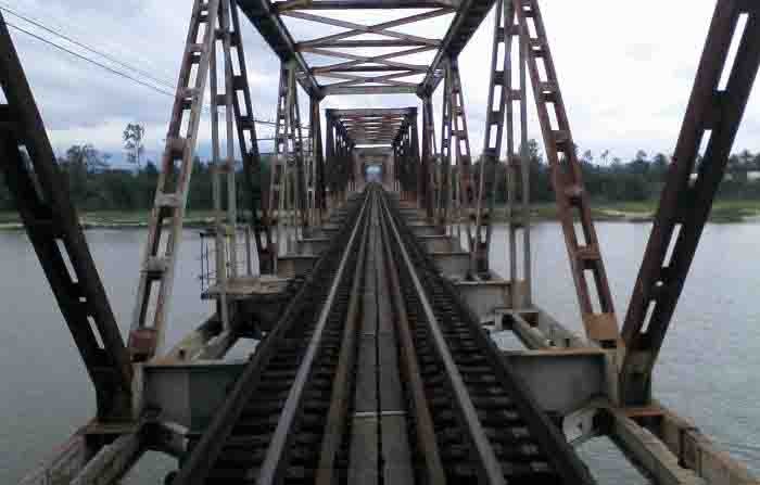 Một cầu yếu cần được cải tạo trên tuyến đường sắt Bắc Nam.