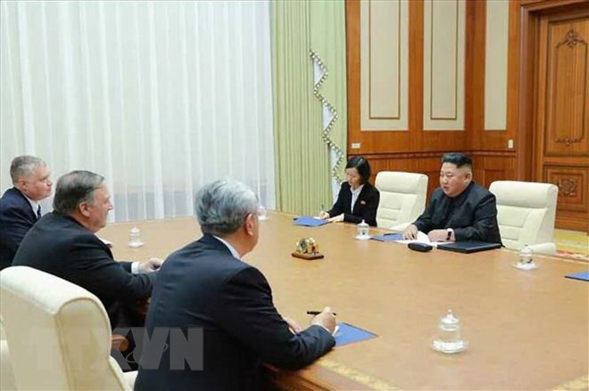 Ngoại trưởng Mỹ Mike Pompeo (thứ 2, trái) hội kiến Nhà lãnh đạo Triều Tiên Kim Jong-un (thứ 1, phải) tại Bình Nhưỡng ngày 7/10. (Nguồn: YONHAP/TTXVN).