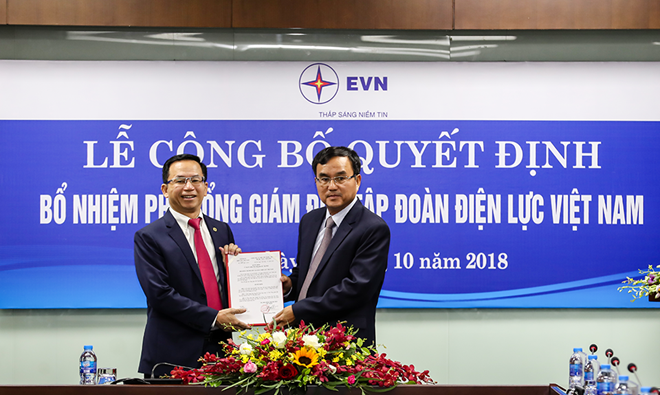 Chủ tịch Hội đồng thành viên EVN Dương Quang Thành (bên phải) trao Quyết định bổ nhiệm Phó Tổng giám đốc EVN cho ông Nguyễn Xuân Nam. (Ảnh: evn.com.vn).