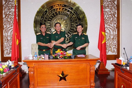 Trung tướng Võ Minh Lương, Phó Bí thư Đảng ủy, Tư lệnh Quân khu 7 (giữa), Thiếu tướng Nguyễn Minh Hoàng, Phó Chính ủy Quân khu 7 (trái) và Phó Đô đốc Hải quân Trần Hoài Trung tại lễ kýkết bàn giao nhiệm vụ Bí thư Đảng ủy, Chính ủy Quân khu 7.
