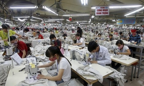 Công nhân trong một nhà máy may tại Việt Nam. Ảnh: Reuters.