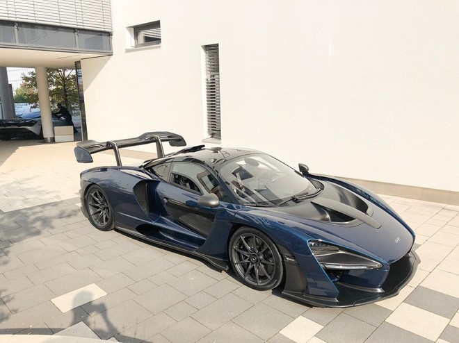 Hình ảnh chiếc xe ở đại lý McLaren Munich khi còn nguyên vẹn.