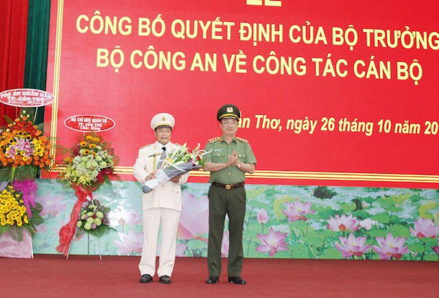 Thượng tướng Nguyễn Văn Thành, Thứ trưởng Bộ Công an chúc mừng tân Giám đốc Công an TP Cần Thơ. Ảnh: Văn Đức. 