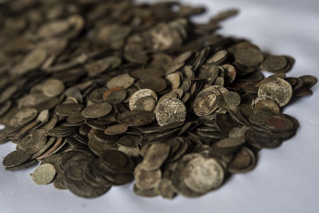Hơn 2.000 đồng xu vàng đã lộ dần ra khi mực nước sông Danube cạn ở mức kỷ lục. (Nguồn: Hungary Today).