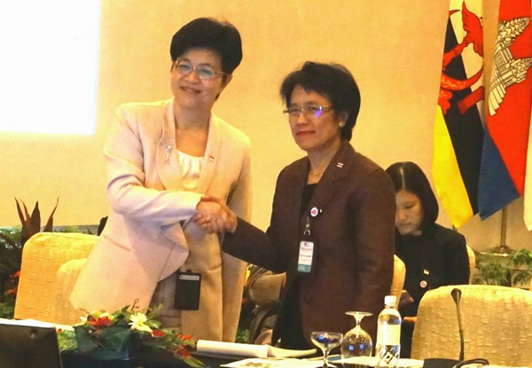 Bà Methini Thepmani (phải) Tổng thư ký Văn phòng Ủy ban Công vụ Thái Lan tiếp nhận chức Chủ tịch Hội nghị ASEAN về các vấn đề công vụ (ACCSM) từ Singapore. (Nguồn: ocsc.go.th).