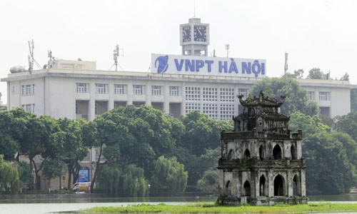 Biển chữ Bưu điện Hà Nội được đổi tên VNPT Hà Nội từ tháng 10/2015. ảnh:Tất Định.