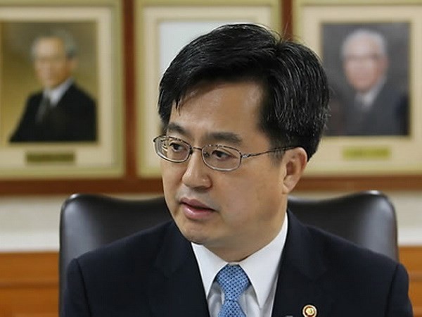 Bộ trưởng Tài chính Kim Dong-yeon bị cách chức. (Nguồn: Yonhap).