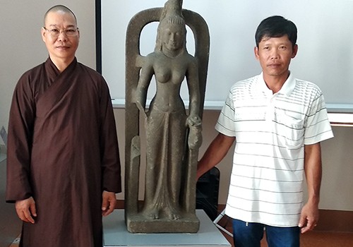 Ông Lê Văn Thôn và Đại đức Thích Đức Hiền trao tặng tượng cho bảo tàng Vĩnh Long. Ảnh: Vĩnh Nam.