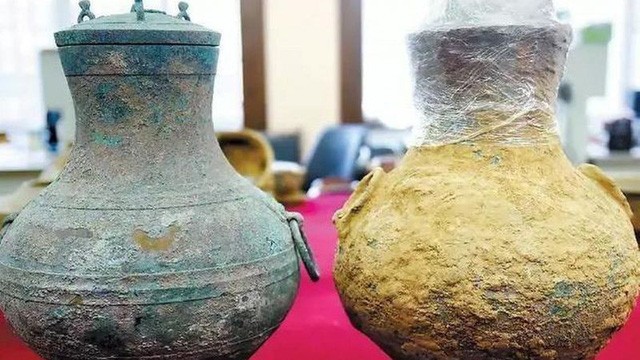 Hai chiếc bình đồng cổ được tìm thấy trong khu mộ được cho là có từ cuối triều Tây Hán. (Nguồn: Baidu).