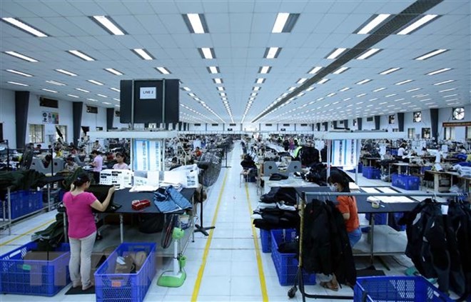 Sản xuất các mặt hàng may mặc xuất khẩu tại Công ty TNHH Kydo Việt Nam có vốn đầu tư Hàn Quốc, Khu Công nghiệp Phố nối A, Hưng Yên. (Ảnh: Phạm Kiên/TTXVN).