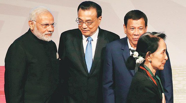 Thủ tướng Trung Quốc Lý Khắc Cường (giữa) dự Thượng đỉnh Đông Á năm 2017. Ảnh: Reuters.