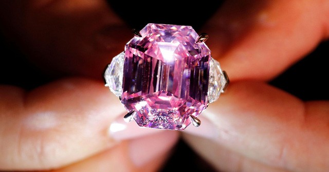 Viên kim cương hồng 18,96 carat có giá ước chừng gần 1.200 tỷ đồng. (Nguồn: Denis Balibouse | Reuters).