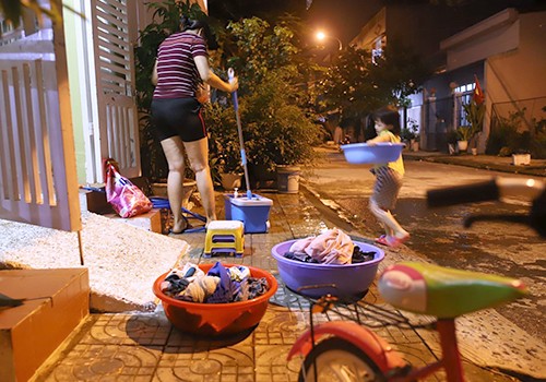 Nhiều nhà dân ở Đà Nẵng phải tranh thủ lúc thấp điểm để giặt tay vì máy giặt không đủ nước hoạt động. Ảnh: Nguyễn Đông.